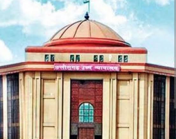हाईकोर्ट की वेकेशन बेंच ने मानपुर मोहला चौकी के कौड़ीकसा गांव में आर्सेनिक युक्त पानी इस्तेमाल करने से लोगों को कई तरह चर्म के रोग होने के मामले में संज्ञान लिया
