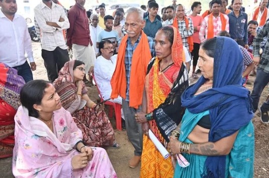 ग्रामीणों की समस्या सुनने पत्थरों पर बैठ गईं मंत्री, शिकायत पर अफसर-कर्मियों की जमकर लगाई क्लास