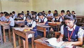 हजारों की संख्या में स्कूल बंद होने की बातें भ्रामक और तथ्यहीन