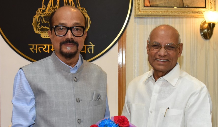 राज्यपाल श्री डेका से पूर्व राज्यपाल श्री बैस ने की भेंट