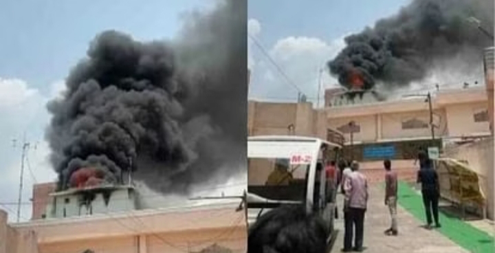 बाबा महाकालेश्वर मंदिर के शंख द्वार पर लगी भीषण आग, दमकल की तीन गाड़ियां मौके पर पहुंचीं