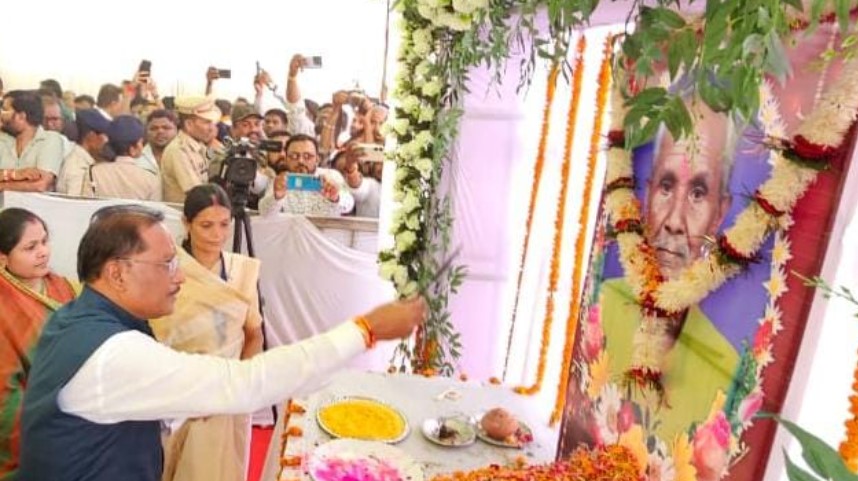 मुख्यमंत्री श्री साय ने स्व. श्री मोहन कुंभकार को दी श्रद्धांजलि