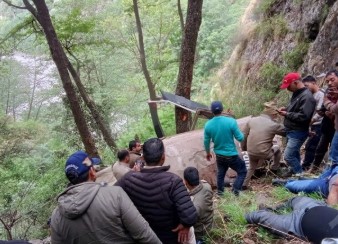 चार धाम यात्रा में हादसा, यात्रियों को ले जा रहा हेलीकॉप्टर क्रैश, 5 की मौत