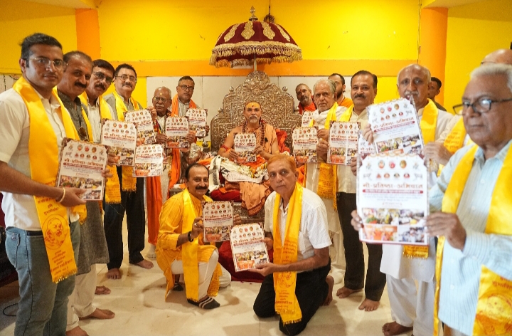 शंकराचार्य अविमुक्तेश्वरानंद ने सिंधी समाज के गो प्रतिष्ठा अभियान से जुड़ने सम्बंधी पुस्तिका का श्री विद्या मठ वाराणसी में किया विमोचन
