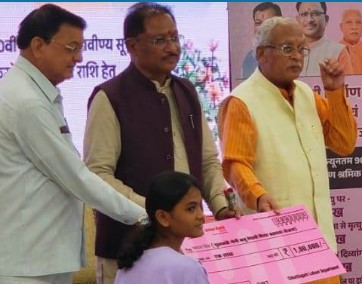 मुख्यमंत्री नोनी बाबू मेधावी शिक्षा सहायता योजना : पायल को मिली एक लाख रूपए की सहायता