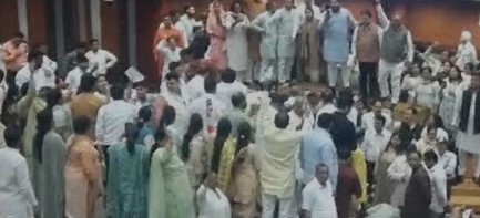 दिल्ली MCD हंगामे के बीच 17 हजार करोड़ का बजट पास, मेयर सीट पर चढ़कर नारेबाजी करते दिखे पार्षद