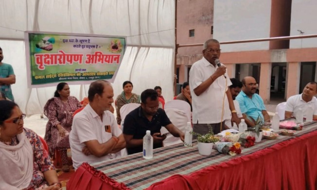 वृक्षारोपण अभियान में शामिल हुए रायपुर विकास प्राधिकरण अध्यक्ष श्री साहू