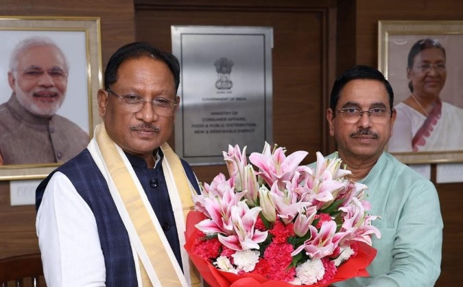 मुख्यमंत्री श्री विष्णुदेव साय ने केंद्रीय मंत्री श्री प्रल्हाद जोशी से की सौजन्य भेंट