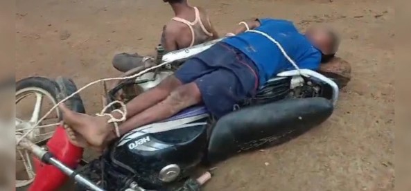 दो युवकों की बाइक से बांधकर जमकर पिटाई बर्बरता की सारी हदें पार