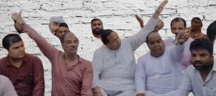 बरसते पानी में बीच सड़क धरने पर बैठ गए BJP के विधायक, इस बात को लेकर थी नाराजगी