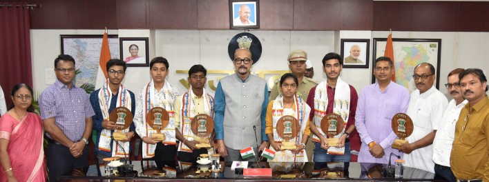 राज्यपाल श्री रमेन डेका से सरस्वती शिक्षा संस्थान के मेधावी विद्यार्थियों ने की मुलाकात.....राज्यपाल ने ईद-उल-जुहा पर्व पर बधाई दी