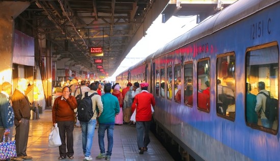 ट्रेन में चेन खींचना पड़ेगा भारी, जुर्माने के साथ हो सकती है जेल – जानिए रेलवे का नियम