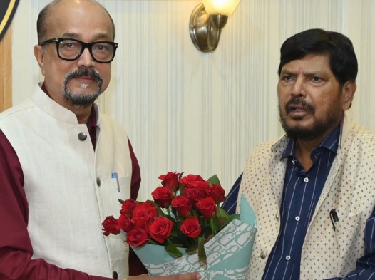 राज्यपाल डेका से केन्द्रीय सामाजिक न्याय और अधिकारिता राज्य मंत्री ने की सौजन्य भेंट