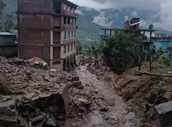 हिमाचल के करसोग में बादल फटा, 1 की मौत, घर समेत बह गए 7 लोग, मंडी में स्कूल-कॉलेज किए गए बंद