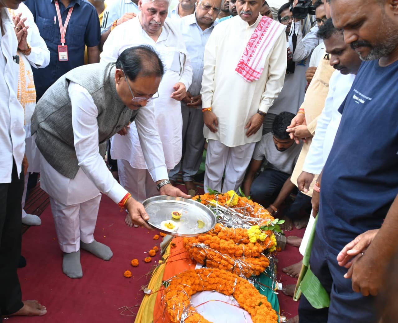 मुख्यमंत्री श्री साय ने पूर्व प्रांत प्रचारक श्रद्धेय श्री शांताराम जी को दी श्रद्धांजलि