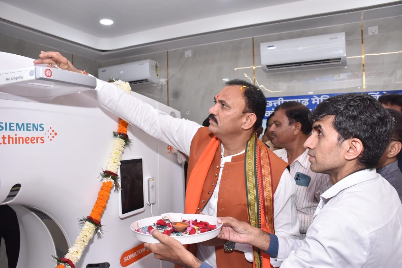 विधानसभा अध्यक्ष एवं स्वास्थ्य मंत्री ने शासकीय मेडिकल कालेज राजनांदगांव में 12 करोड़ 5 लाख 92 हजार की लागत के सीटी स्कैन मशीन का किया लोकार्पण