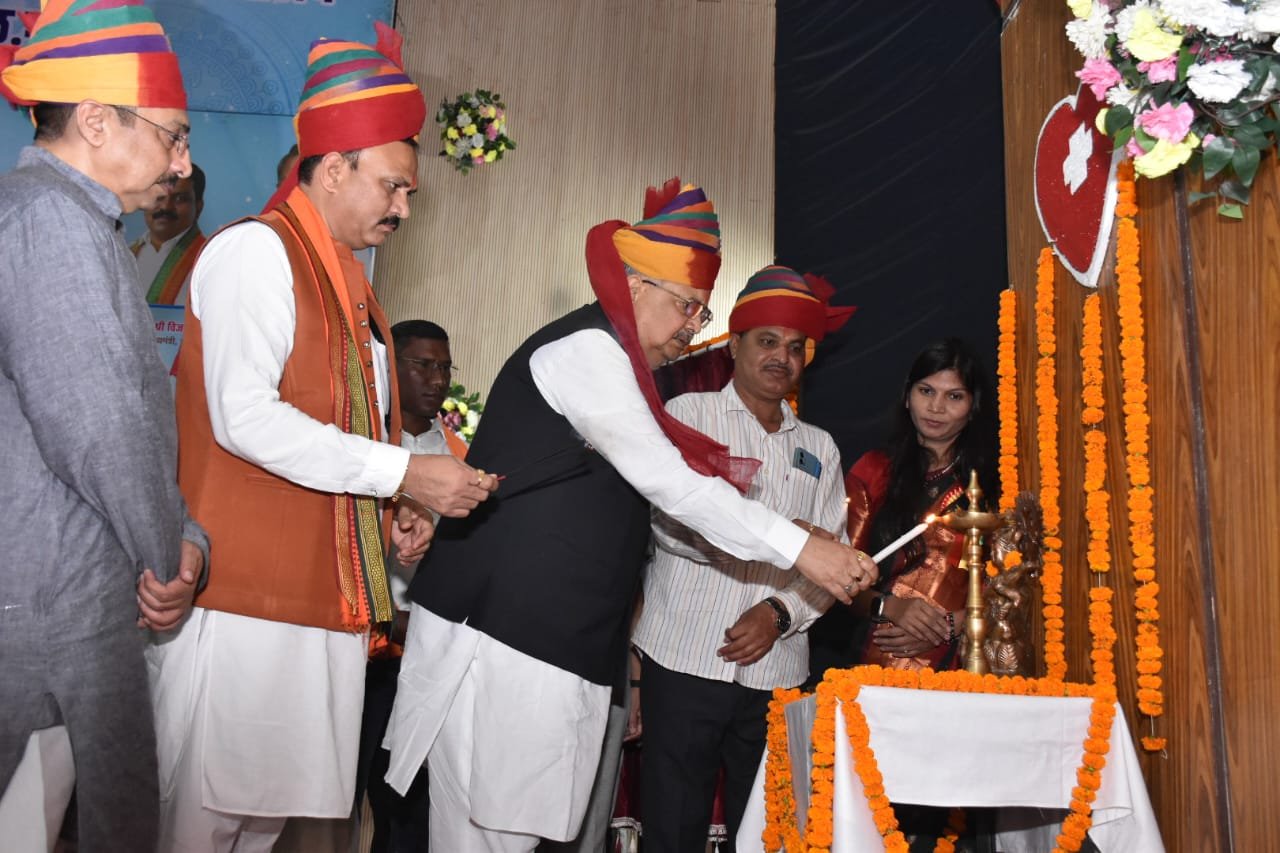 विधानसभा अध्यक्ष और लोक स्वास्थ्य एवं परिवार कल्याण मंत्री ने मेडिकल कॉलेज राजनांदगांव में ट्रॉमा सेंटर एवं भारत रत्न स्वर्गीय श्री अटल बिहारी वाजपेयी जी की आदमकद प्रतिमा स्थापना के लिए किया भूमिपूजन