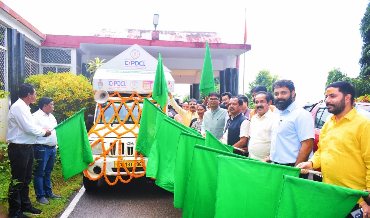 वित्त मंत्री श्री ओ.पी. चौधरी ने पीएम सूर्य घर मुफ्त बिजली योजना के प्रचार-प्रसार रथ को हरी झंडी दिखाकर किया रवाना