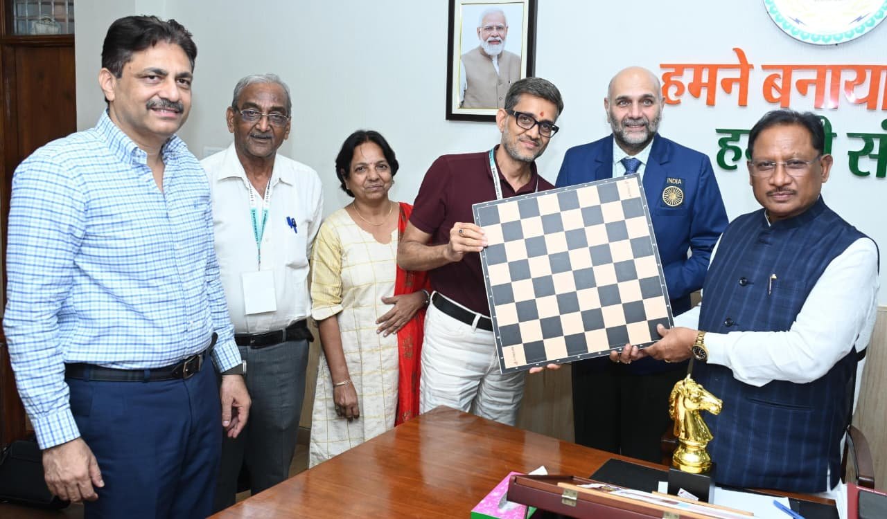 मुख्यमंत्री श्री साय से ग्रैंडमास्टर प्रवीण महादेव थिप्से ने की सौजन्य भेंट