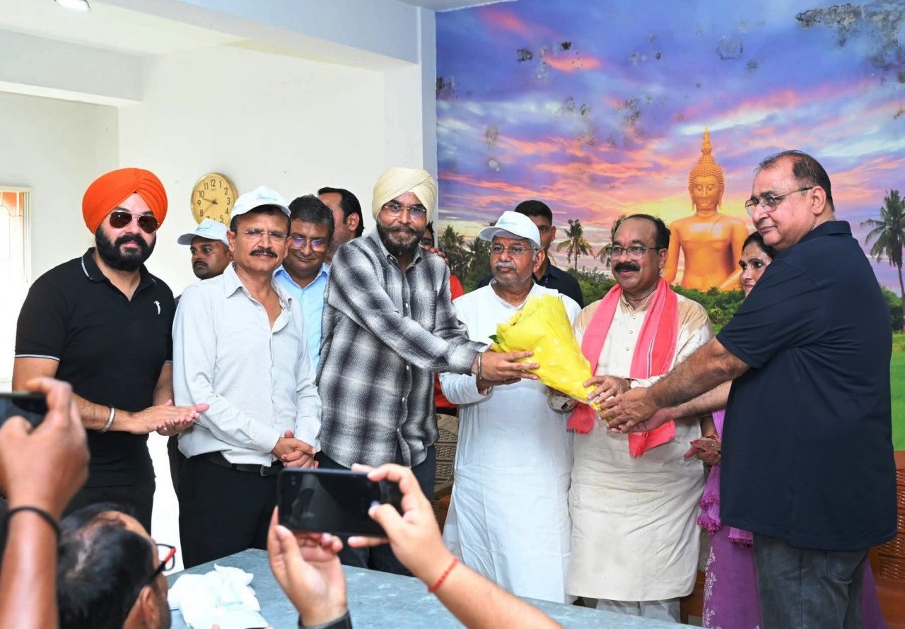 उप मुख्यमंत्री श्री अरुण साव और अधिकारियों ने किया श्रमदान