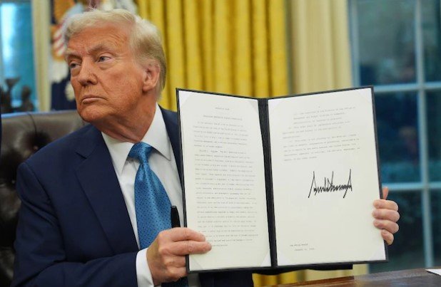 डोनाल्ड ट्रंप ने दवा पर लगाया 100% टैरिफ, भारत पर क्या होगा असर, भारतीय कंपनियों लिए है झटका