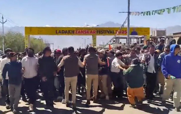 लेह में Gen-Z के विरोध के बाद लगा कर्फ्यू, CRPF की 8 कंपनियां तैनात