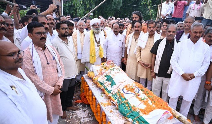 मदकू द्वीप क्षेत्र के विकास के शिल्पी शांताराम को दी गई श्रद्धांजलि