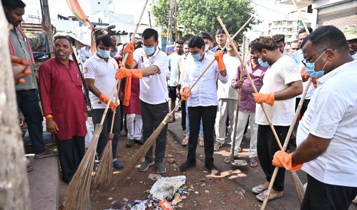 राजस्व मंत्री श्री टंकराम वर्मा ने खेल मैदान में सफाई कर दिया स्वच्छता का संदेश