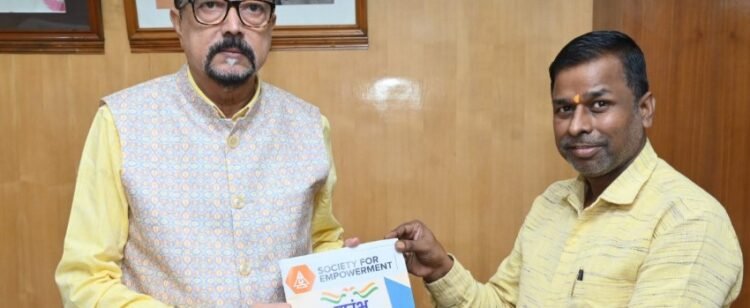 राज्यपाल श्री डेका को ‘प्रारंभ‘ पत्रिका का विशेषांक भेंट