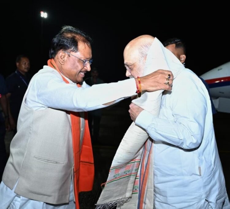 केंद्रीय गृह मंत्री श्री अमित शाह का मुख्यमंत्री श्री विष्णुदेव साय ने स्वामी विवेकानंद विमानतल पर किया आत्मीय स्वागत
