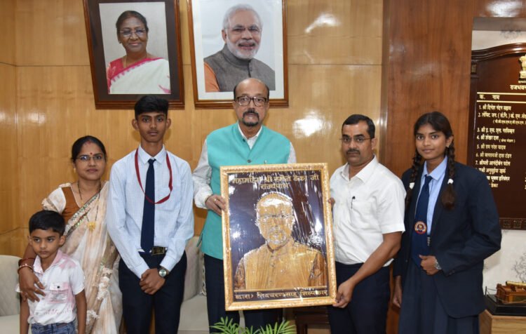 राज्यपाल श्री डेका को मड़ानार स्कूल के बच्चों ने काष्ठ कला से निर्मित पोट्रेट भेंट की
