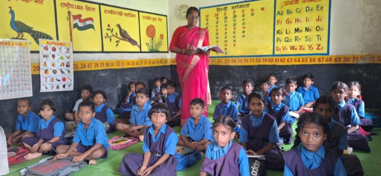 युक्तियुक्तकरण से शिक्षिका की पदस्थापना से बच्चे उत्साहित