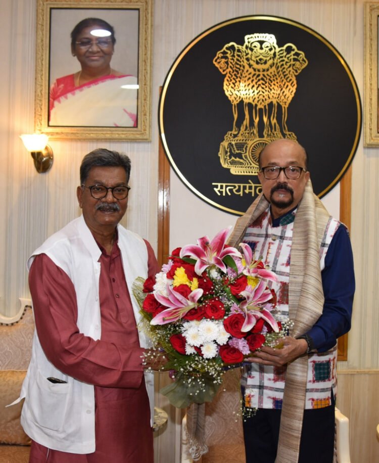 राज्यपाल श्री रमेन डेका से छत्तीसगढ़ विधानसभा के नेता प्रतिपक्ष डॉ. महंत ने सौजन्य भेंट की