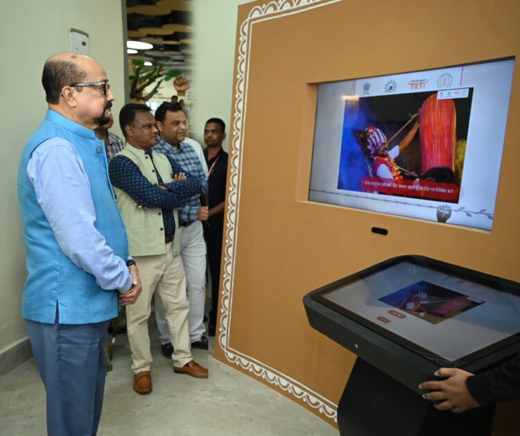 राज्यपाल श्री रमेन डेका ने भव्य जनजातीय संग्रहालय का लिया जायजा