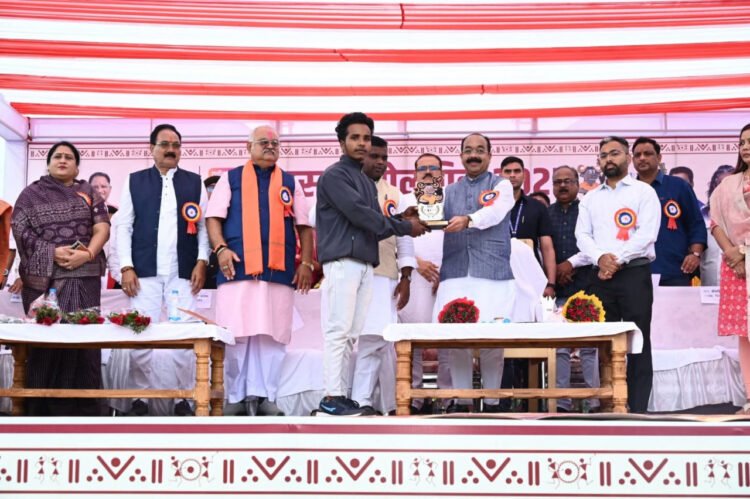 उप मुख्यमंत्री श्री अरुण साव ने विकासखंड स्तरीय बस्तर ओलंपिक का किया शुभारंभ