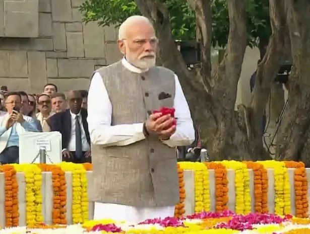 पीएम मोदी ने महात्मा गांधी, लाल बहादुर शास्त्री को किया नमन, देशवासियों को दी दशहरे की शुभकामाएं