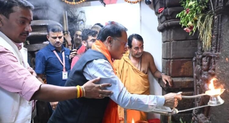 मुख्यमंत्री श्री विष्णु देव साय ने रतनपुर महामाया मंदिर में नवरात्रि पर की पूजा अर्चना