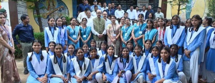 कस्तूरबा गांधी बालिका आवासीय विद्यालय रजपुरीकला पहुंचे राज्यपाल श्री रमेन डेका