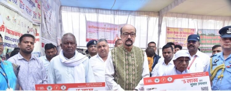 राज्यपाल श्री रमेन डेका ने पीएम आवास योजना के हितग्राहियों को किया सम्मानित