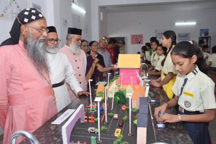 राजनांदगाव के डोंगरगाव रोड मे स्थित एम जी  एम  पब्लिक स्कूल मे कला और विज्ञान प्रदर्शनी ने रचनात्मकता को प्रेरित किया