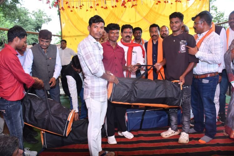 उप मुख्यमंत्री श्री विजय शर्मा सुकमा जिले के सुदूर वनांचल ग्राम दुलेड कैम्प का किया निरीक्षण