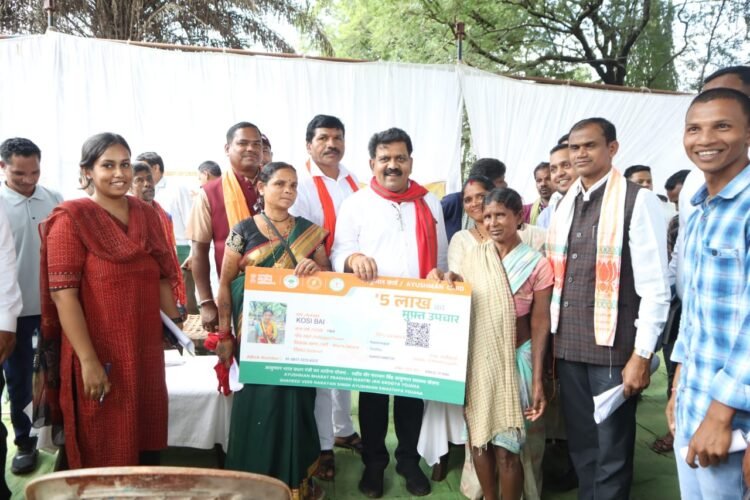 उप मुख्यमंत्री श्री विजय शर्मा ने सुदूर संवेदनशील ग्राम कच्चापाल में ग्रामीणों के साथ किया संवाद