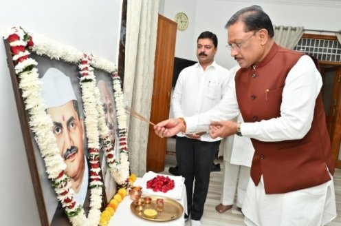 मुख्यमंत्री श्री साय ने राष्ट्रपिता महात्मा गांधी और पूर्व प्रधानमंत्री श्री लाल बहादुर शास्त्री को उनकी जयंती पर किया नमन