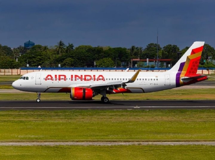 ब्लूमबर्ग रिपोर्ट में हुआ बड़ा खुलासा! एयर इंडिया ने टाटा संस और सिंगापुर एयरलाइंस से मांगी मदद, 1.1 अरब डॉलर जुटाने का प्लान