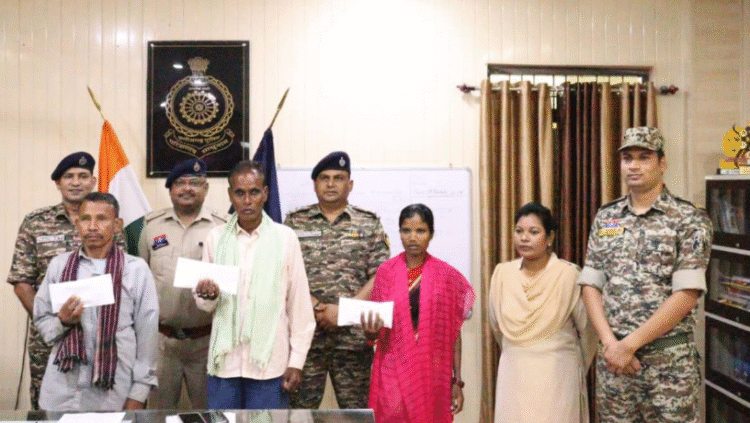 कोण्डागांव में तीन नक्सलियों ने किया आत्मसमर्पण, हिंसा छोड़ अपनाई मुख्यधारा की राह.