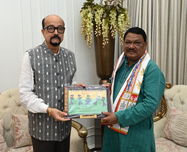 राज्यपाल श्री रमेन डेका से जनजातीय मामलों के केन्द्रीय मंत्री श्री ओराम नेे सौजन्य भेंट की
