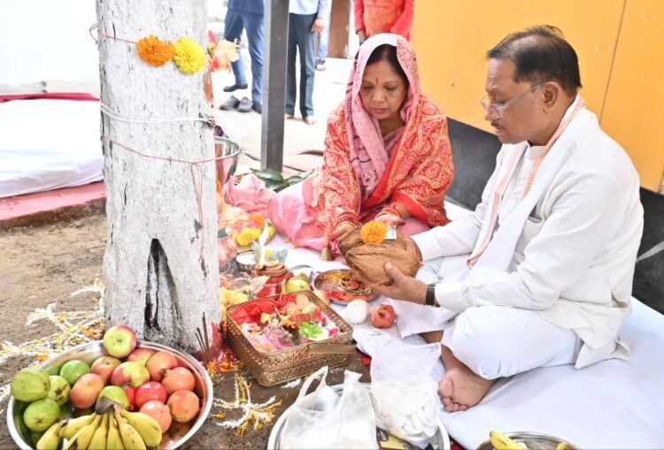 आंवला नवमी पर मुख्यमंत्री ने आंवला वृक्ष की पूजा कर प्रदेशवासियों के सुख-समृद्धि की कामना की
