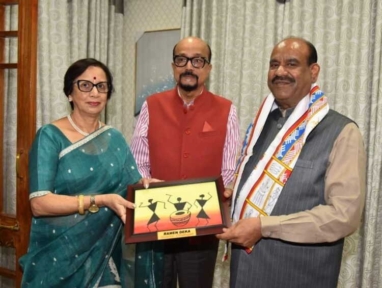 राज्यपाल श्री रमेन डेका ने लोकसभा अध्यक्ष श्री बिड़ला को स्मृति चिन्ह भेंट किया