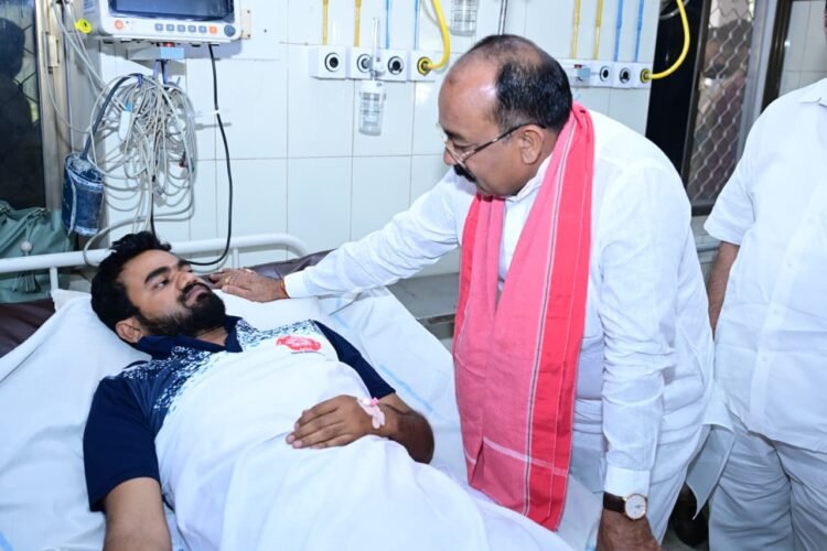 उप मुख्यमंत्री श्री अरुण साव रेल हादसे में घायल लोगों से मिले