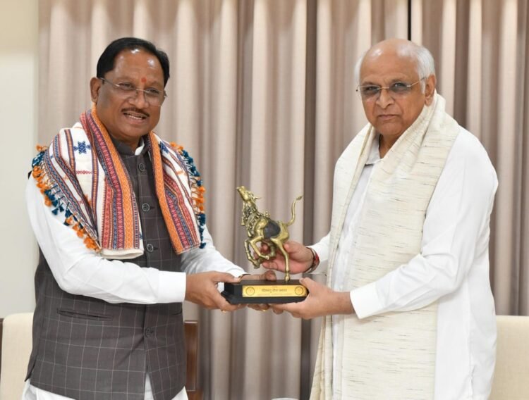 मुख्यमंत्री श्री विष्णु देव साय ने गांधीनगर में गुजरात के मुख्यमंत्री श्री भूपेंद्र पटेल से की सौजन्य भेंट